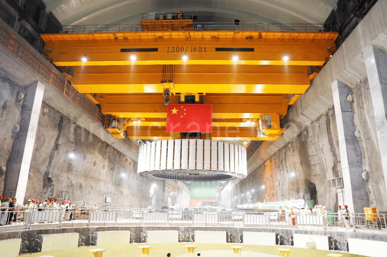 La più grande gru a ponte da 1300 tonnellate