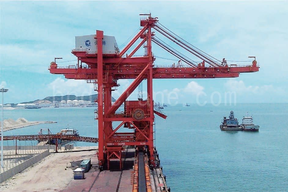 Bridge type grab ship unloader