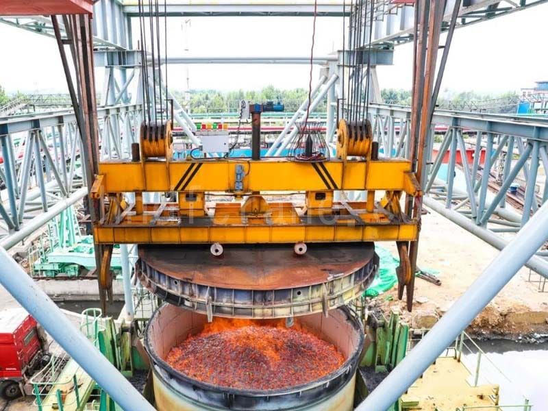 Intelligent coke tank crane