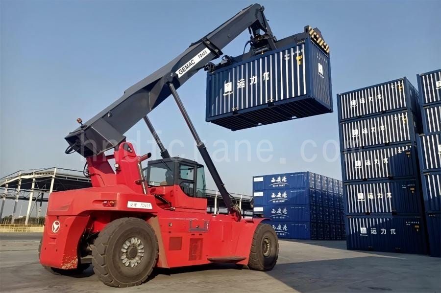 Reach stacker