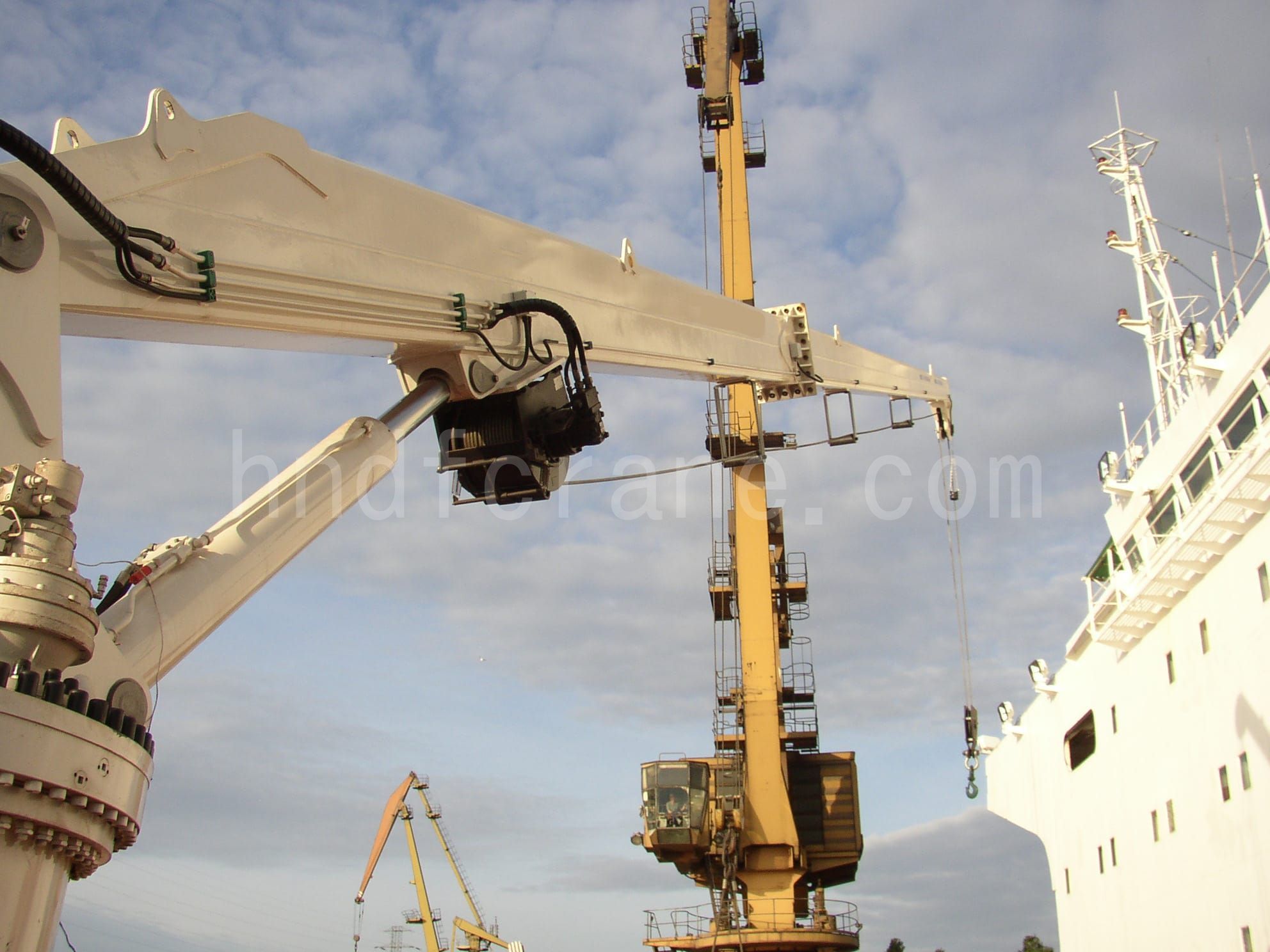 Stiff boom crane is used for ships