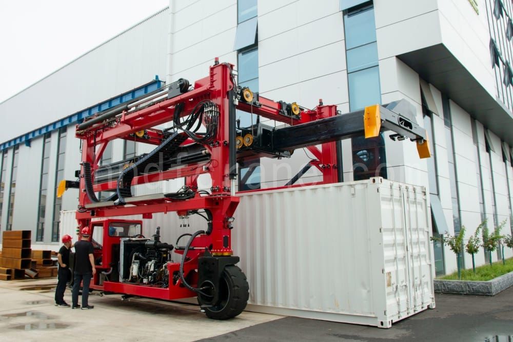 Diesel Straddle Carrier3