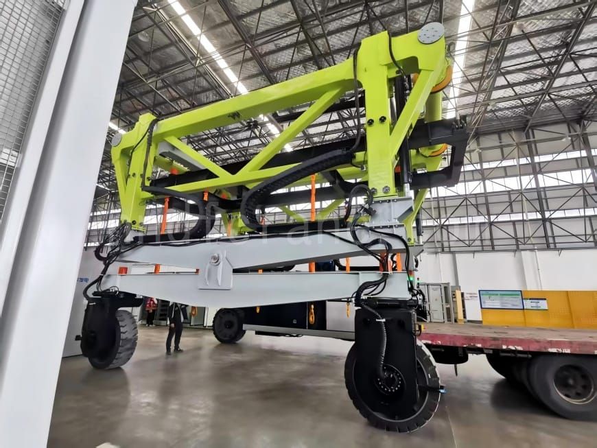 Electric Straddle Carrier1