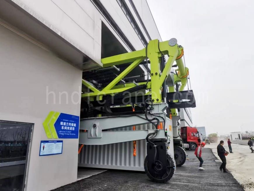 Electric Straddle Carrier2