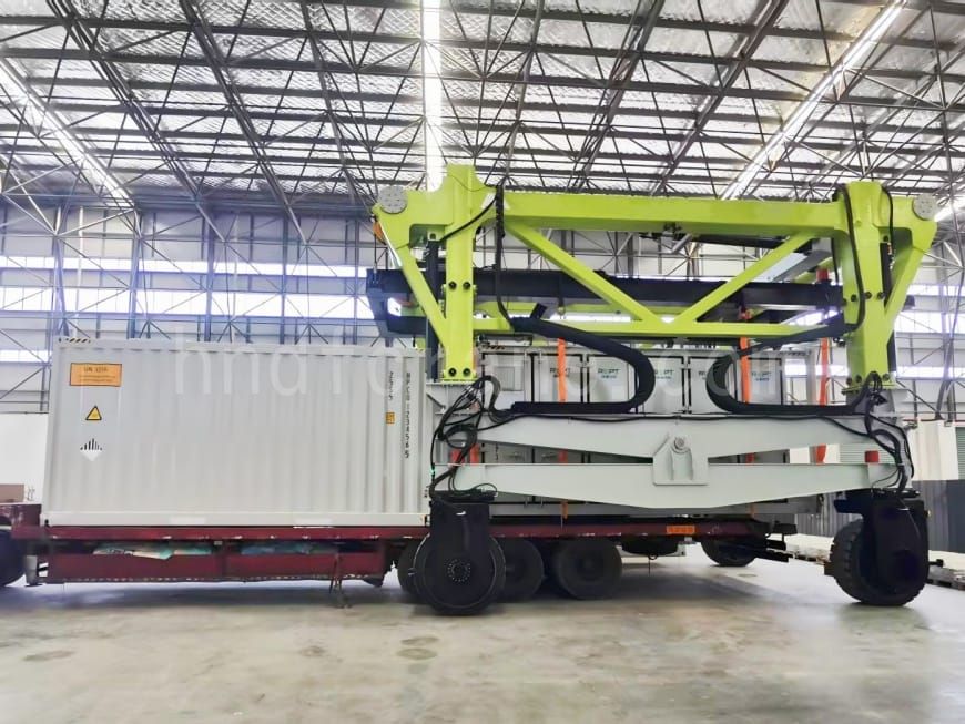 Electric Straddle Carrier3