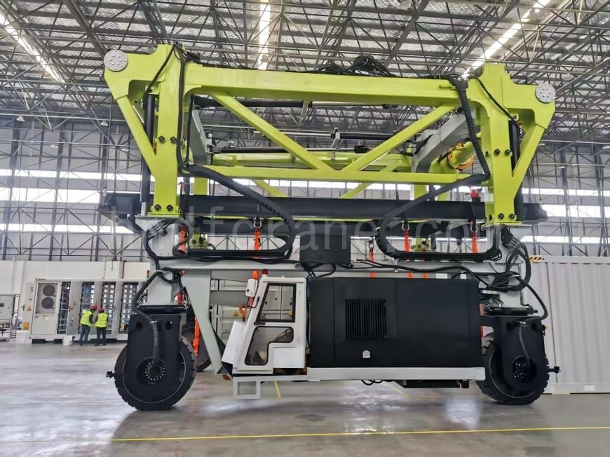 Electric Straddle Carrier4
