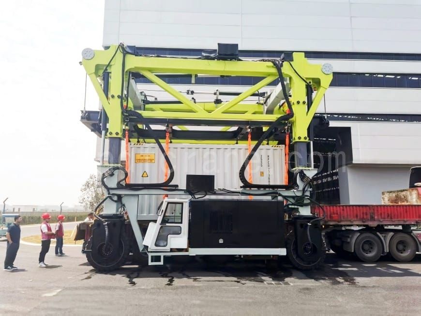 Electric Straddle Carrier5
