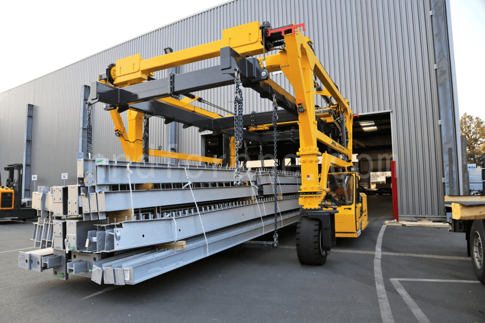 Straddle Carrier handling and transfer of steel structures