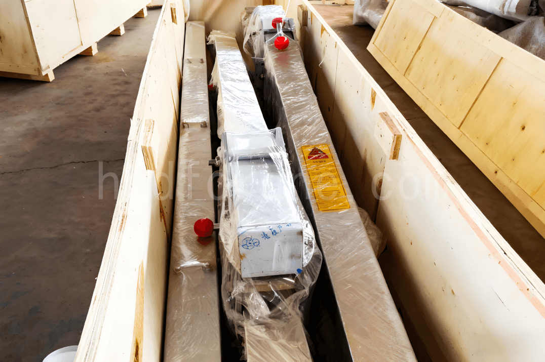 نائیجیریا میں صنعتی آلات کی ہینڈلنگ کے لیے 2 ٹن ایلومینیم پورٹیبل گینٹری کرین1