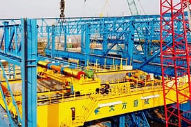 鋳造所の天井クレーン