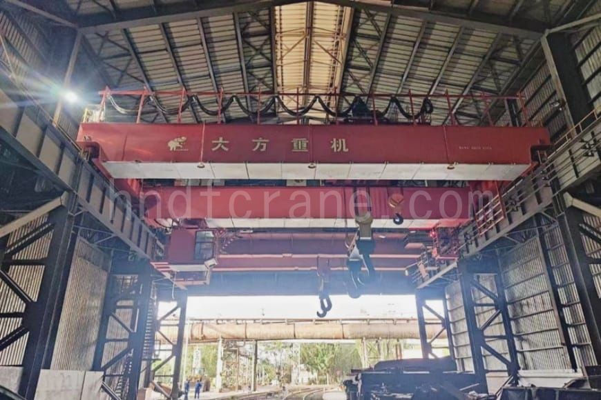 YZ200t فاؤنڈری اوور ہیڈ کرین اسٹیل میکنگ میں بڑے لاڈل لفٹنگ کے لیے