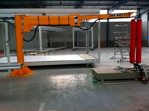 Pillar jib crane with articulated boom