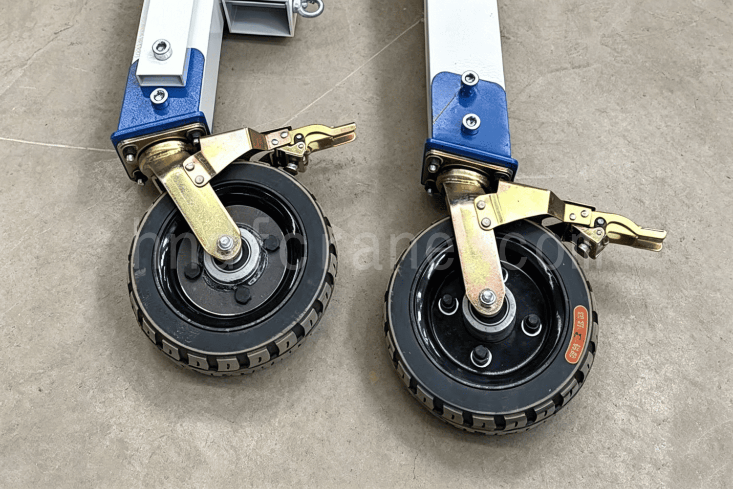 1 ton foldable gantry crane with wide rubber wheels for soft ground