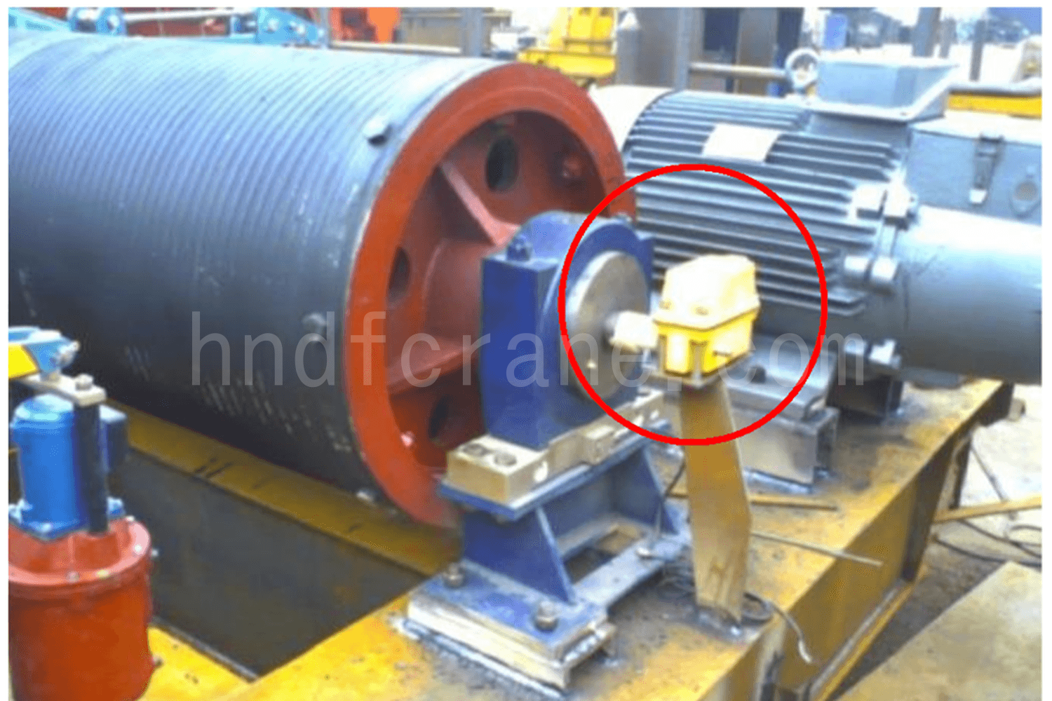 Transmission-type height limiter installed beside a crane drum