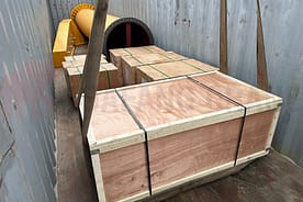 コンテナに積み込まれた自立型ジブクレーン2