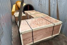 cần cẩu đứng tự do được xếp vào container2